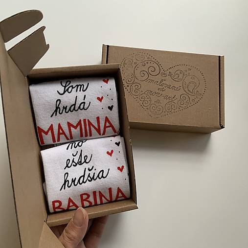 Maľované ponožky s nápisom : "Som hrdá mamina / no ešte hrdšia babina"