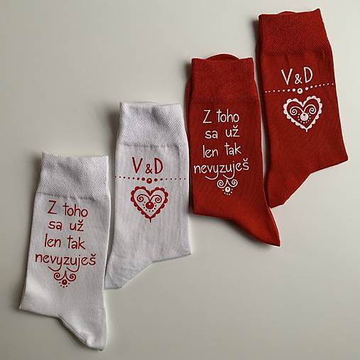 Maľované ponožky k výročiu/svadbe “z toho už nevyzuješ / iniciály" biele + červené