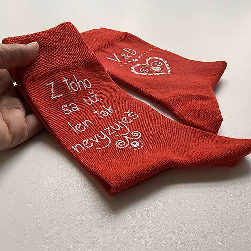 Maľované ponožky k výročiu/svadbe “z toho už nevyzuješ / iniciály" biele + červené