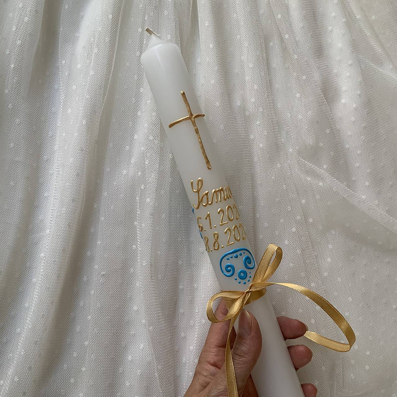 Ručne maľovaná krstná svieca s personalizáciou – modro-zlatá - 35 cm, biely vosk