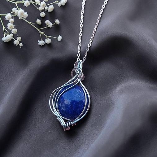 Náhrdelníky - Drôtikovaný prívesok - lapis lazuli (imitácia) - 18485822_