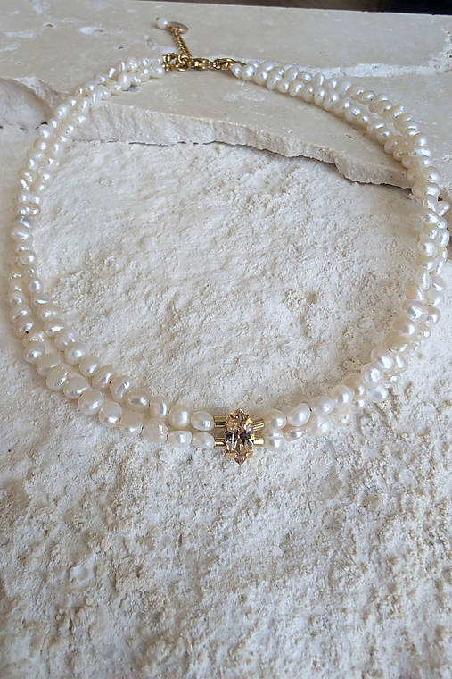 Elegantný perlový chocker z kolekcie Peach glow