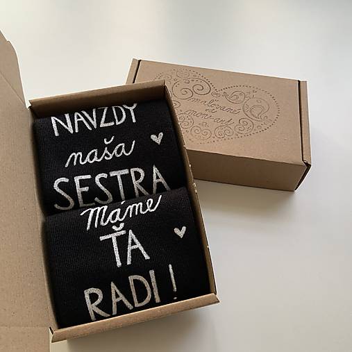 Maľované ponožky čierne s nápisom: NAVŽDY naša SESTRA / Máme ŤA RADI! 