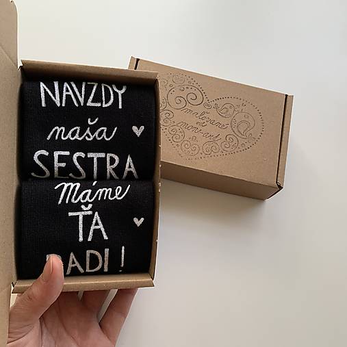 Maľované ponožky čierne s nápisom: NAVŽDY naša SESTRA / Máme ŤA RADI! 