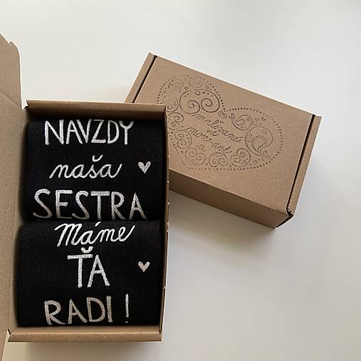 Maľované ponožky čierne s nápisom: NAVŽDY naša SESTRA / Máme ŤA RADI! 