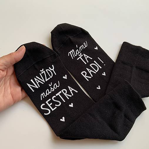 Maľované ponožky čierne s nápisom: NAVŽDY naša SESTRA / Máme ŤA RADI! 