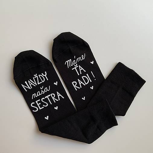 Maľované ponožky čierne s nápisom: NAVŽDY naša SESTRA / Máme ŤA RADI! 
