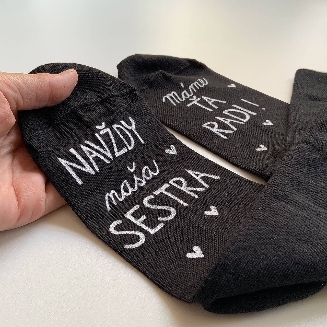 Maľované ponožky čierne s nápisom: NAVŽDY naša SESTRA / Máme ŤA RADI! 