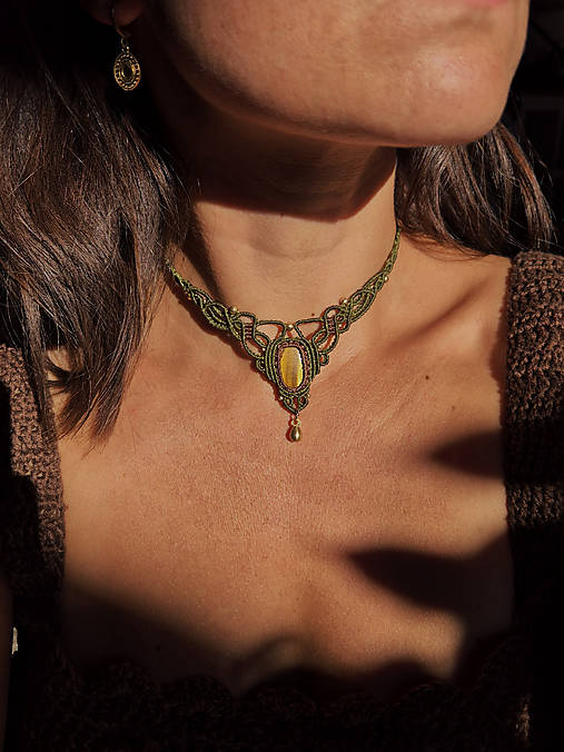 Náhrdelníky - Micro macramé choker s tigrím okom - 18509988_