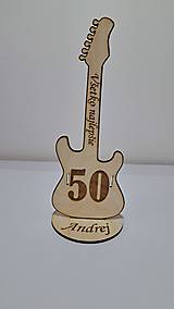 Dekorácie - Drevená gitara na peniaze - 18510006_