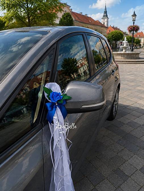 Dekorácie - Modrá výzdoba na svadobné auto, srdiečka  (Modré mašle , kvety (ruže) na svadobné auto) - 18515657_