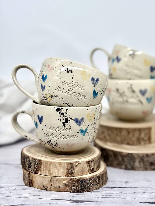 Farebné Srdiečka - šálka cappuccino učím srdcom (180ml, s uškom)