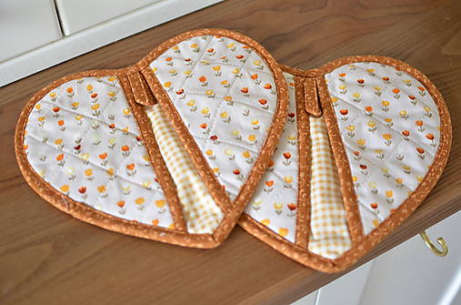 Úžitkový textil - Oranžová chňapka srdiečko s malými tulipánmi - 18525556_