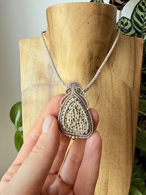 Náhrdelníky - Spomienka - vápenec z Jadranu - macrame náhrdelník - 18525747_