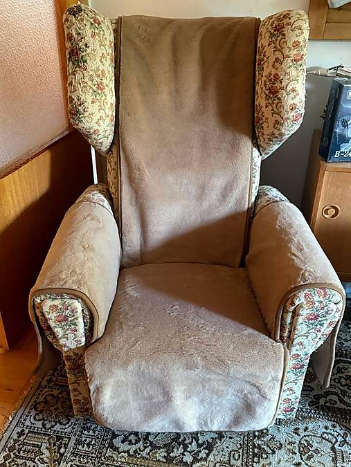 Úžitkový textil - VLNIENKA prehoz na kreslo Ušiak s područkami ušitý na mieru Velvet Cappuccino - 18532694_