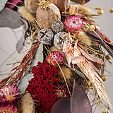 Dekorácie - Veniec na dvere zo sušených slamienok a makovíc v bordovej farbe - 18535287_