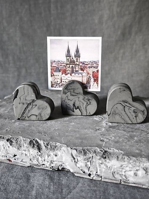 Dekorácie - Kamenný fotodržiak srdce set 3 ks - darček pre dizajnérku k narodeninám - 18544868_