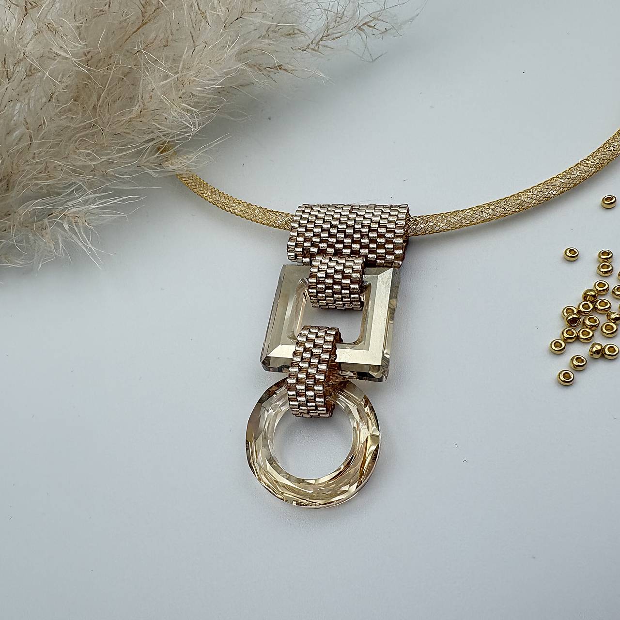 Elegantný náhrdelník s krištáľom Swarovski a korálkami Miyuki