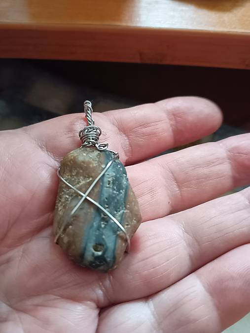 Náhrdelníky - Sopečné hniezdo s kryštalickou žilou – Unikátny polosurový amulet - 18569603_