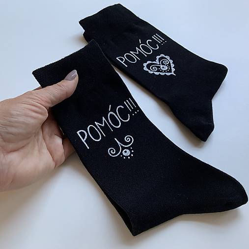Maľované ponožky s nápisom “POMÓC!!!"
