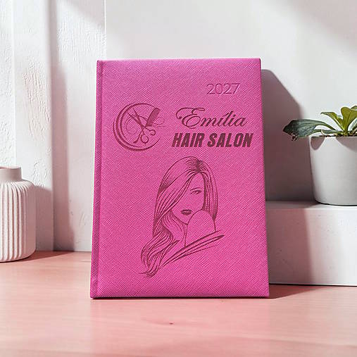 Papiernictvo - Personalizovaný týždenný diár 2027 - cena je konečná s neobmedzeným gravírom na jednej strane Ružový - 18589225_