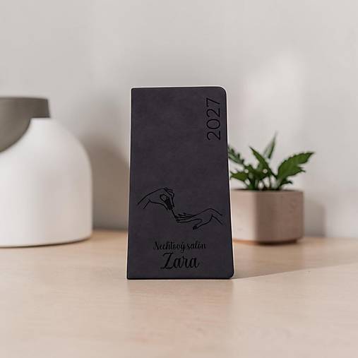 Papiernictvo - Personalizovaný týždenný diár vreckový 2076 - cena je konečná s neobmedzeným gravírom na jednej strane antracit - 18589320_