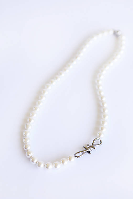 minimalistický shell perlový náhrdelník - ostnatý drôt