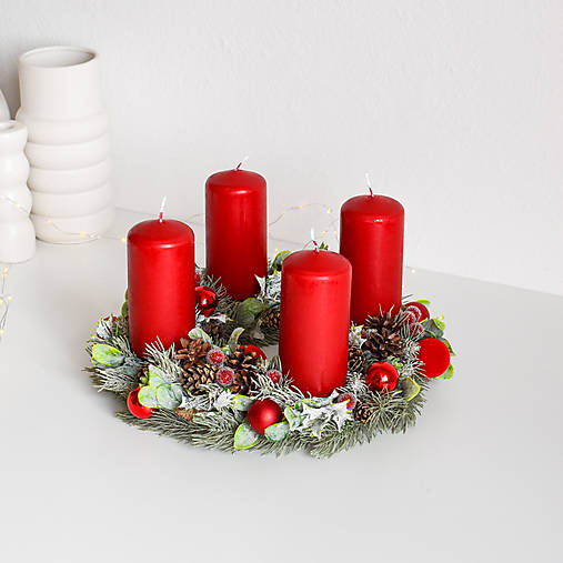 Dekorácie - Adventný veniec na stôl v natur štýle s červenými ozdobami - 18612130_