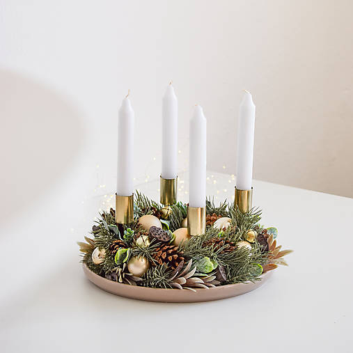 Dekorácie - Zlatý adventný veniec na keramickom tanieri so štyrmi svietnikmi - 18619285_