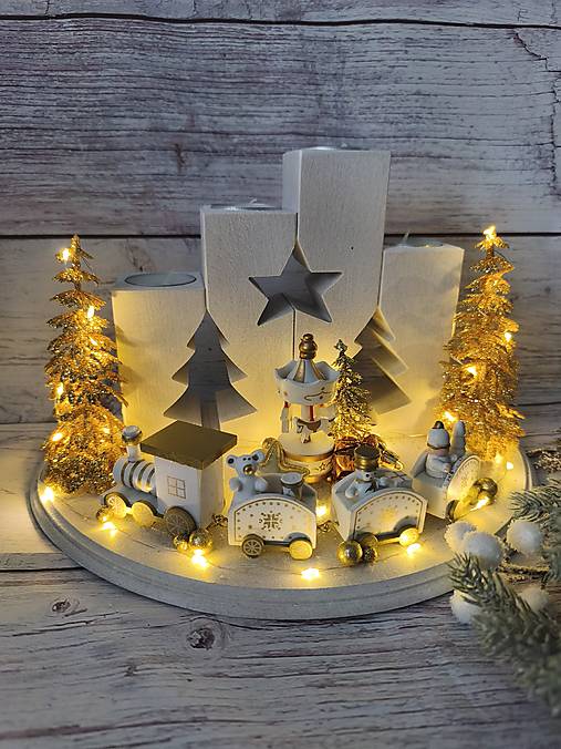 Svietidlá - Adventný  svietnik drevený s vláčikom - 18620609_