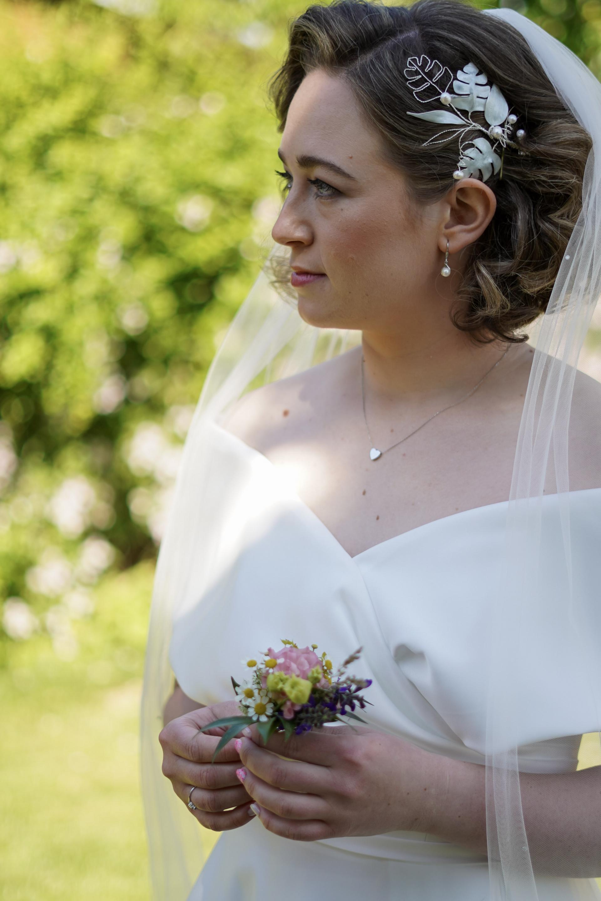 Foto nevesty so závojom a ozdobou do vlasov monstera