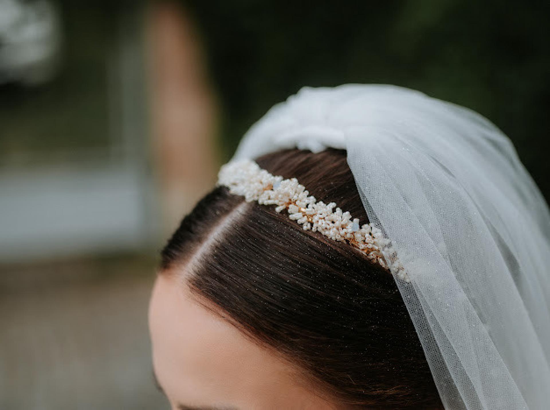 detail na čelenku vo vlaoch nevesty so závojom