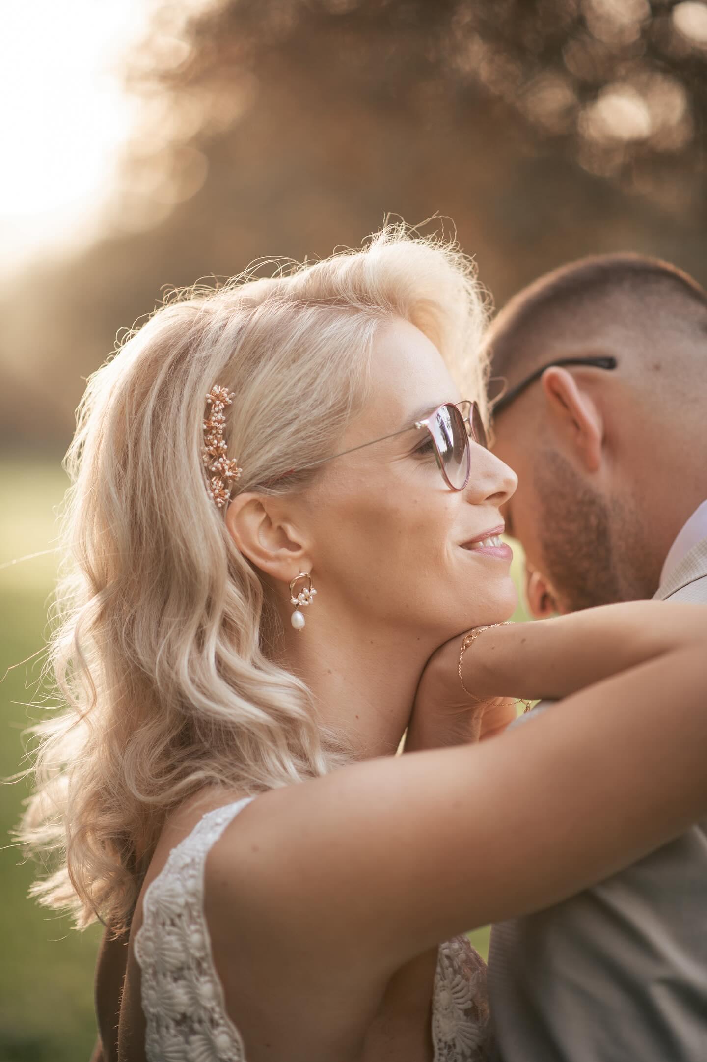 Nevesta s vlasenkami do vlasov z kolekcie Olivia, svadobné ozdoby do vlasov.