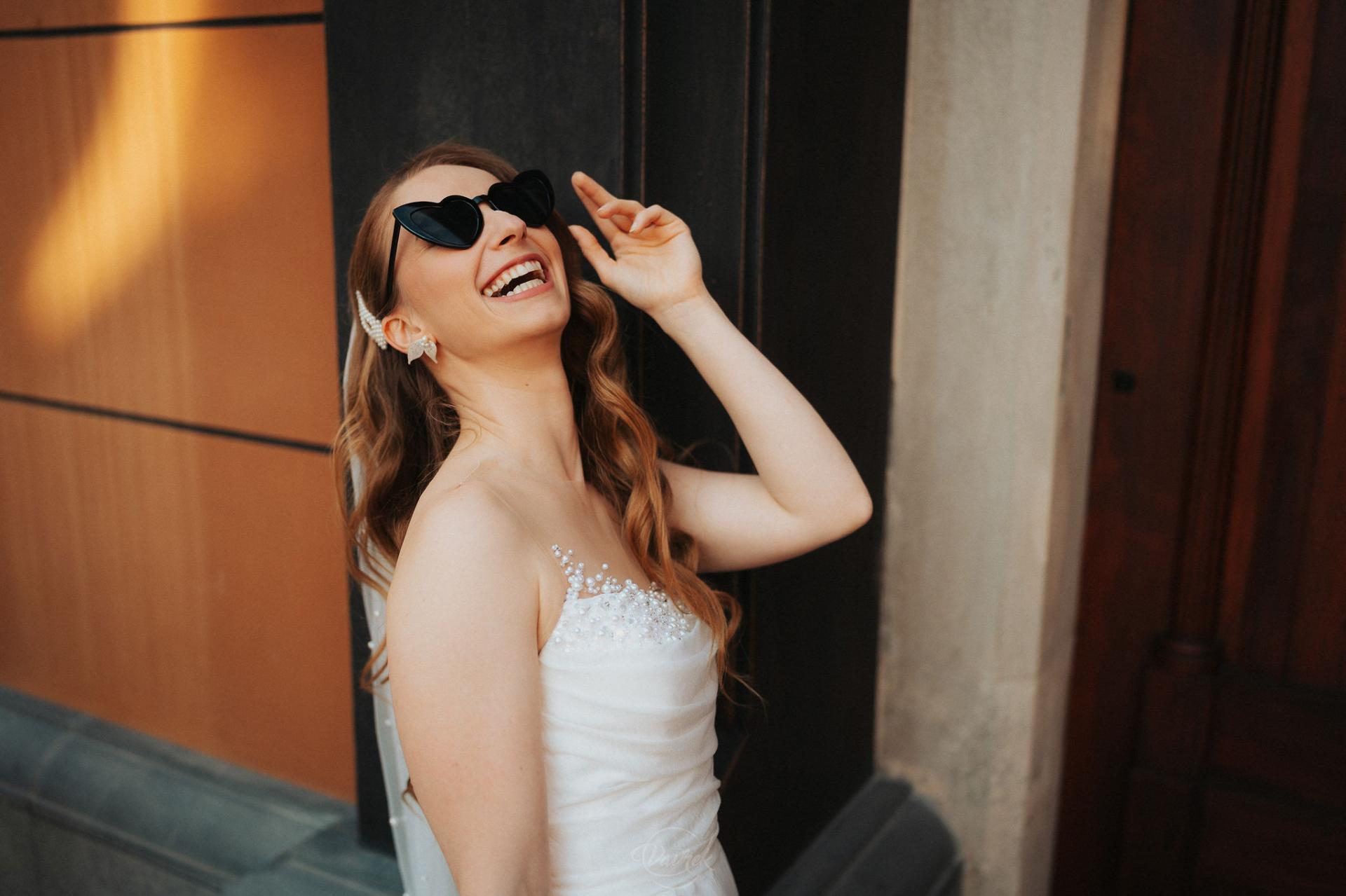 Nevesta so svadobnými náušnicami Júlia modernú nevestu